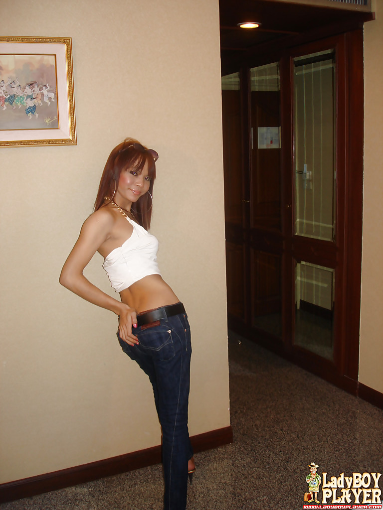 Asian ladyboy pinky masturbando grande cazzo rasato dopo aver rimosso i jeans
 #51880382