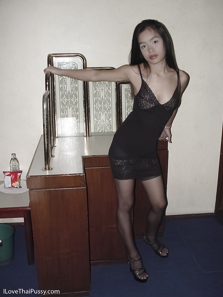 Adorable asiatische Babe posiert und zeigt ihre süßen Titties und Muff
 #52219811