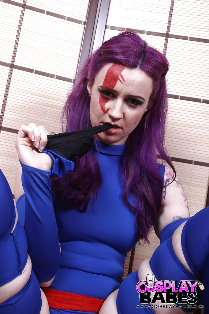 Solo girl vellocet struts en cosplay uniforme antes de spreading coño
 #50390203