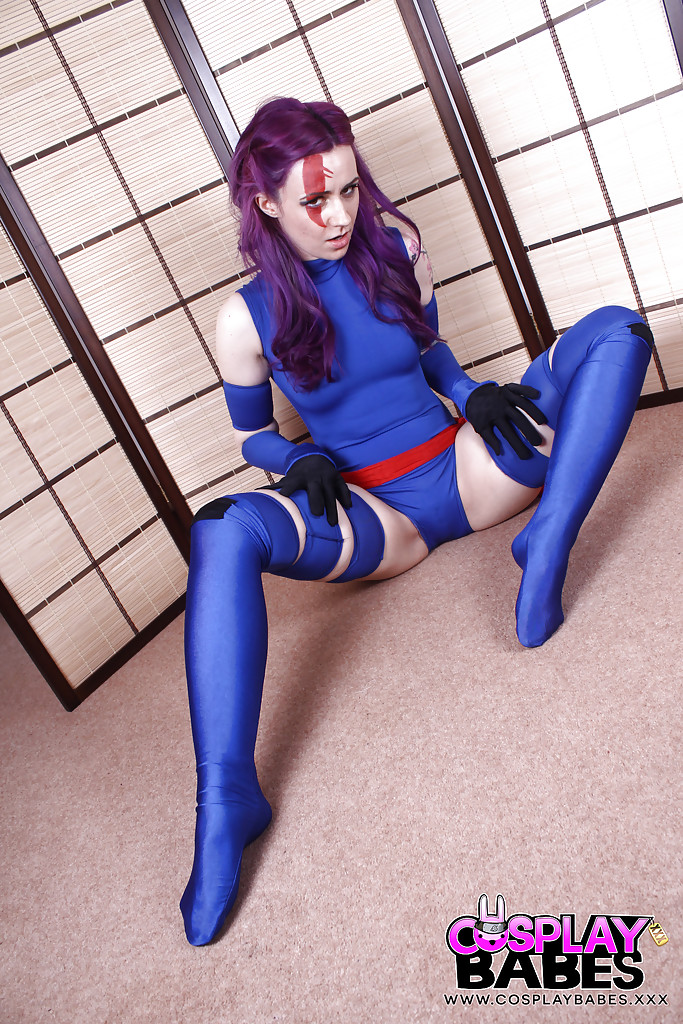 Solo girl vellocet struts en cosplay uniforme antes de spreading coño
 #50390209