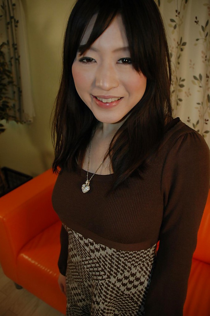 La jeune asiatique Riho iketani se déshabille et fait vibrer sa chatte poilue.
 #51198801