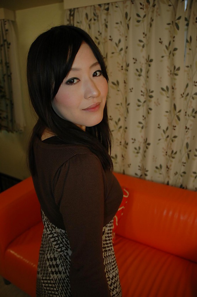 La jeune asiatique Riho iketani se déshabille et fait vibrer sa chatte poilue.
 #51198807
