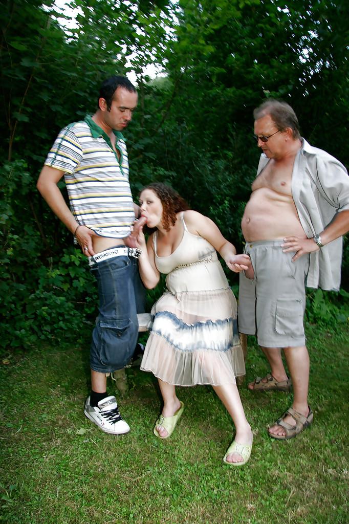 Una zorra embarazada de pelo rizado es follada por cuatro cachondos al aire libre
 #50216072