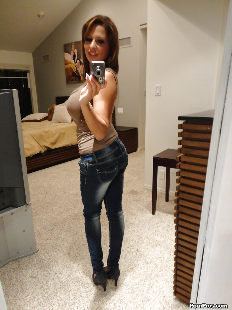 Ex fidanzata dalle grandi tette alison star che si fa selfie nuda allo specchio
 #50972868