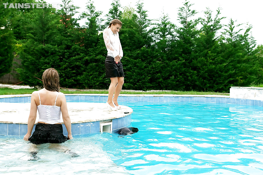 Nikky Thorne se divierte en la piscina con su amiga lesbiana completamente vestida
 #55180148