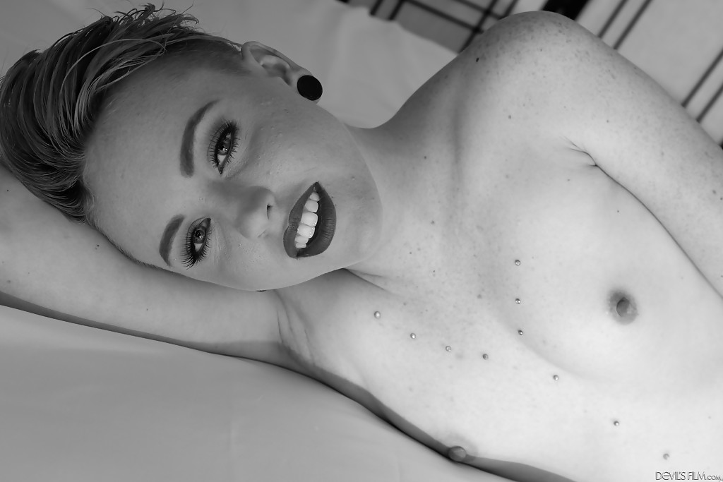 Winzige Titten von Teen Babe Miley Mae gezeigt, während sie in ihrem Höschen ist
 #55022417
