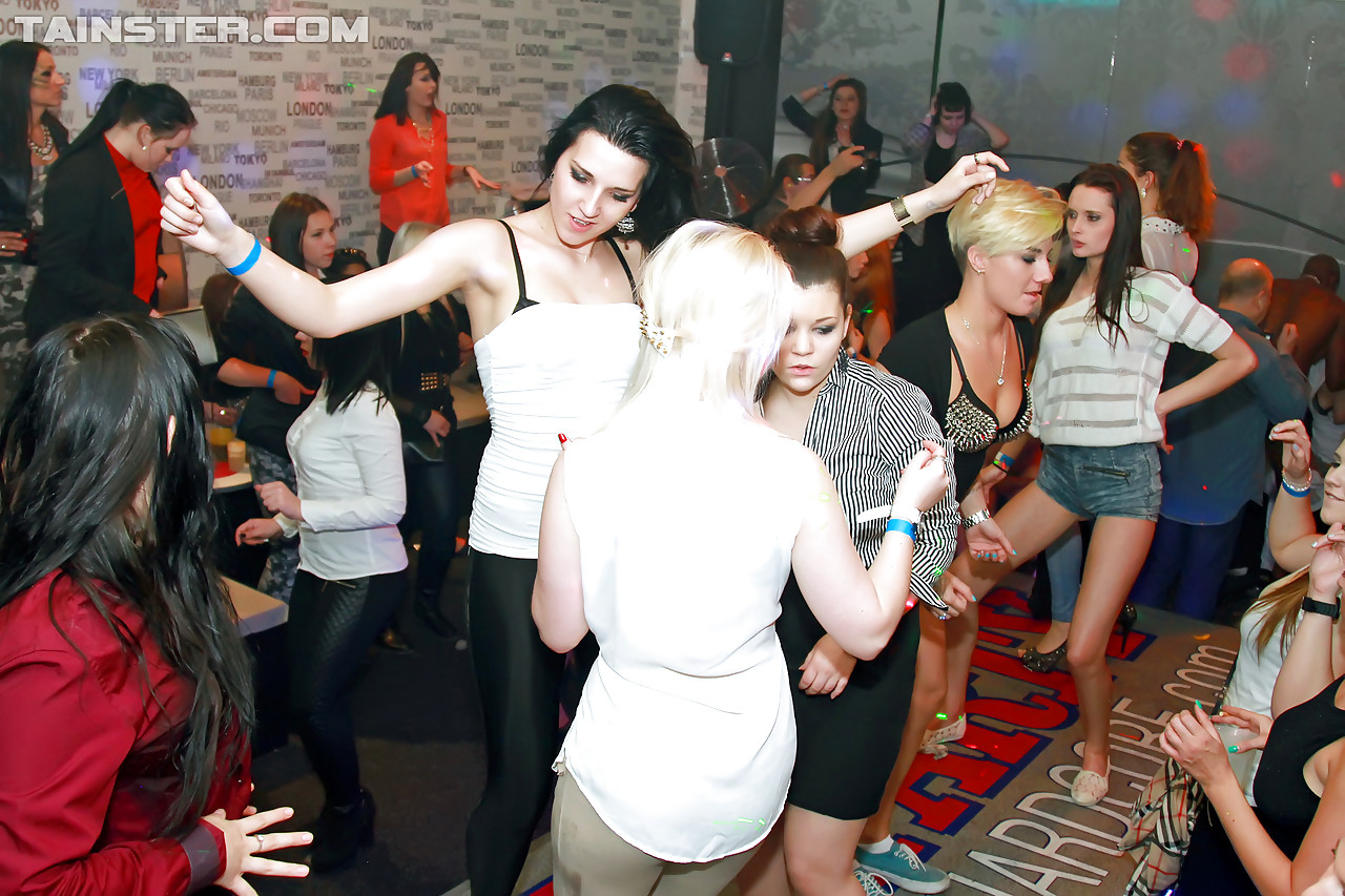 Heiße Frauen ficken und geben Blowjob während schlüpfriger cfnm Gruppensex Party
 #50308970