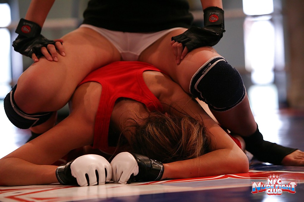 Las lesbianas deportistas se divierten en una pelea de gatas sin desnudos en el ring
 #51375291