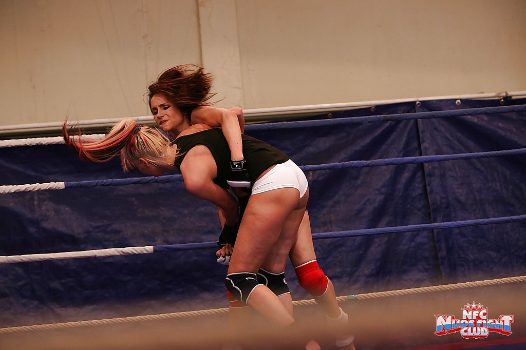Las lesbianas deportistas se divierten en una pelea de gatas sin desnudos en el ring
 #51375310