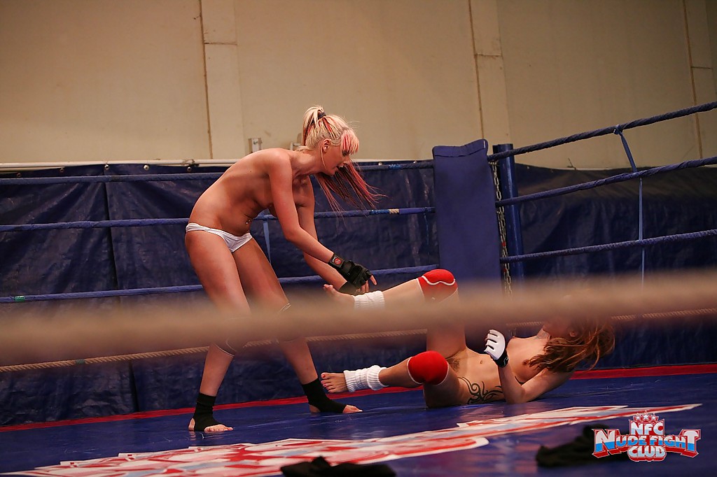 Las lesbianas deportistas se divierten en una pelea de gatas sin desnudos en el ring
 #51375316