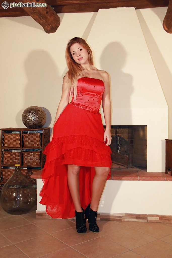赤いドレスを着た愛らしい少女エレナが脚とパンストを見せている
 #51373249