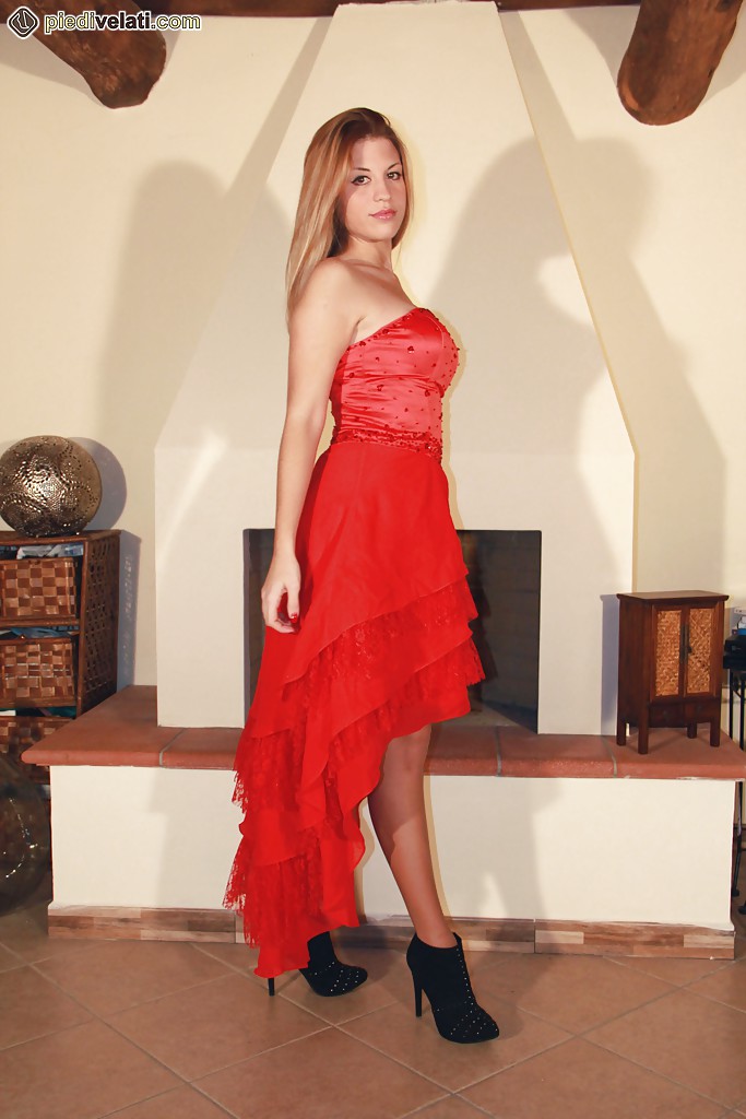 Une adorable fille, Elenas, en robe rouge, montre ses jambes et ses collants.
 #51373254