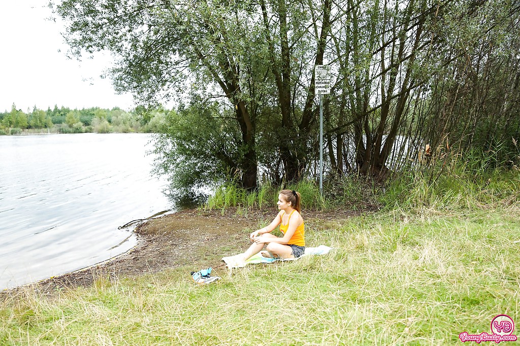 Jeune amateur aux gros seins, adelle, se déshabillant dans les bois pour se baigner dans un lac
 #50150908
