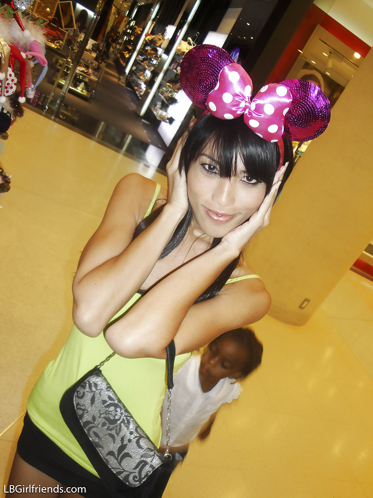 Big Tit asiatische Transe fon posiert im Freien und blinkt ihre Titten in der Öffentlichkeit
 #51249019