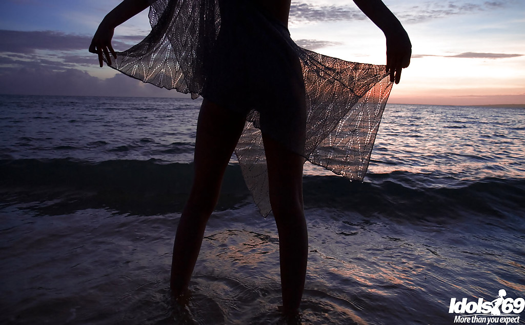 Tentadora asiática mari misaki desnudándose al aire libre
 #50157400