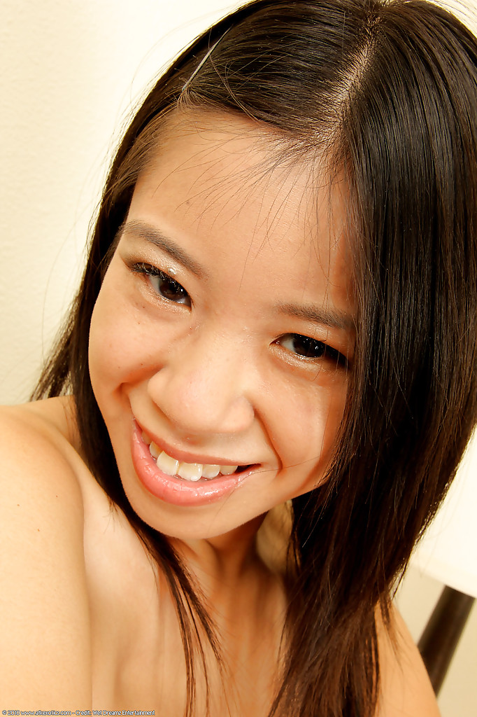 Asia Zo, une jeune femme asiatique rasée, enlève sa jupe et pose nue.
 #52796798
