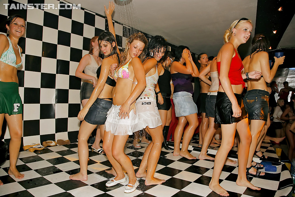 湿ったセックスの乱交パーティーで楽しい時間を過ごすヨーロッパの熟女たち
 #51412642
