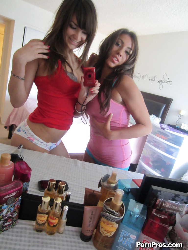 De vraies lesbiennes adolescentes, holly michaels et stephanie moretti, prennent des selfies coquins.
 #51175357