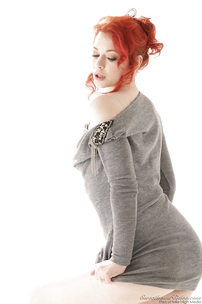 La rossa vestita Justine Jolie rivela il suo culo milf in una gonna
 #51724335
