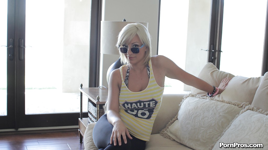 Rubia cachonda con gafas de sol lexi swallow mostrando sus tetas y su coño
 #50187648