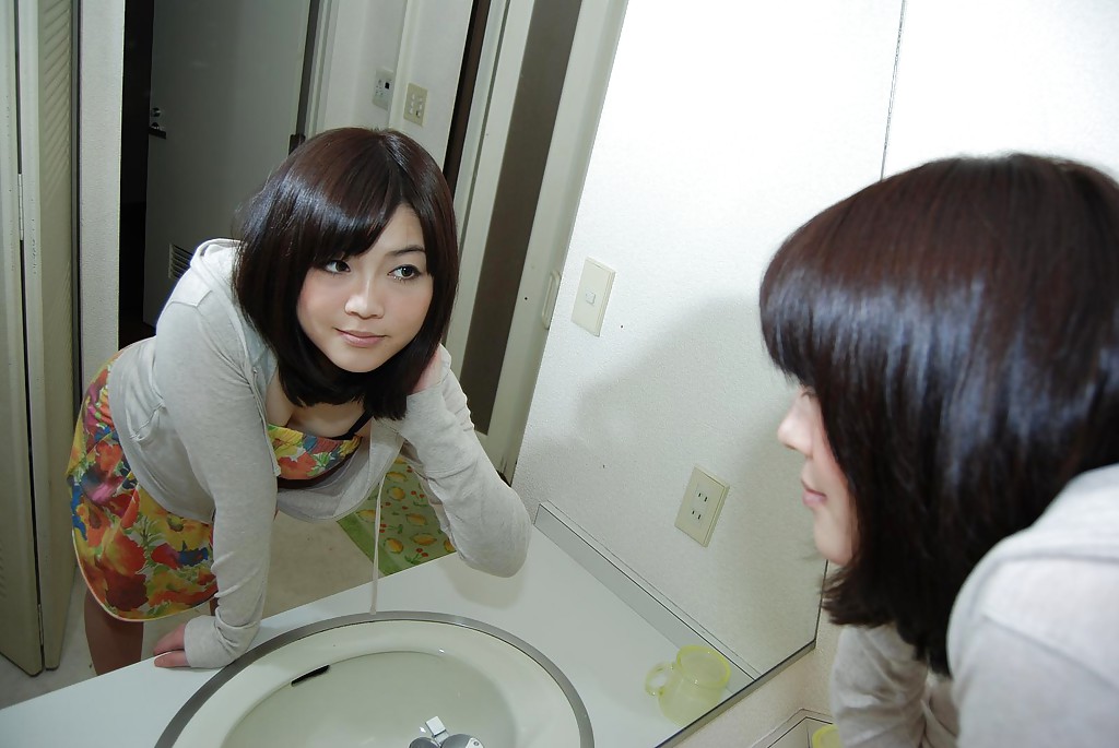 前田亜梨沙がセクシーなランジェリーを着てカメラ目線でポーズをとる
 #50054317