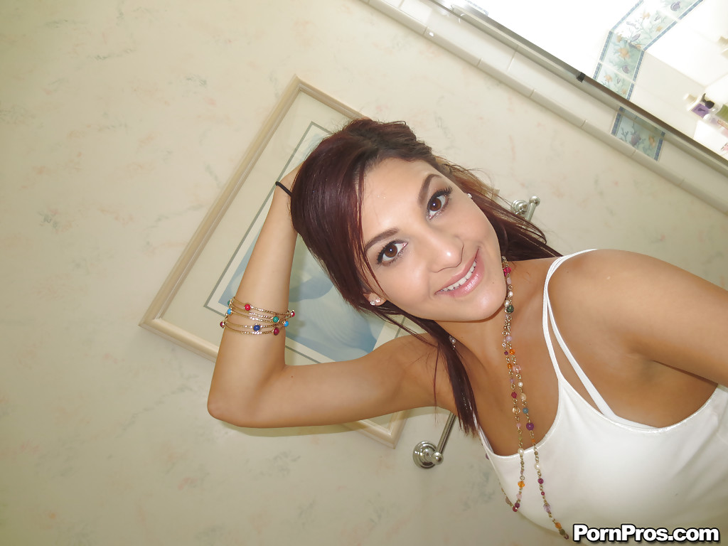 Nikka, une salope brune, prend quelques selfies dans la salle de bain.
 #51832293