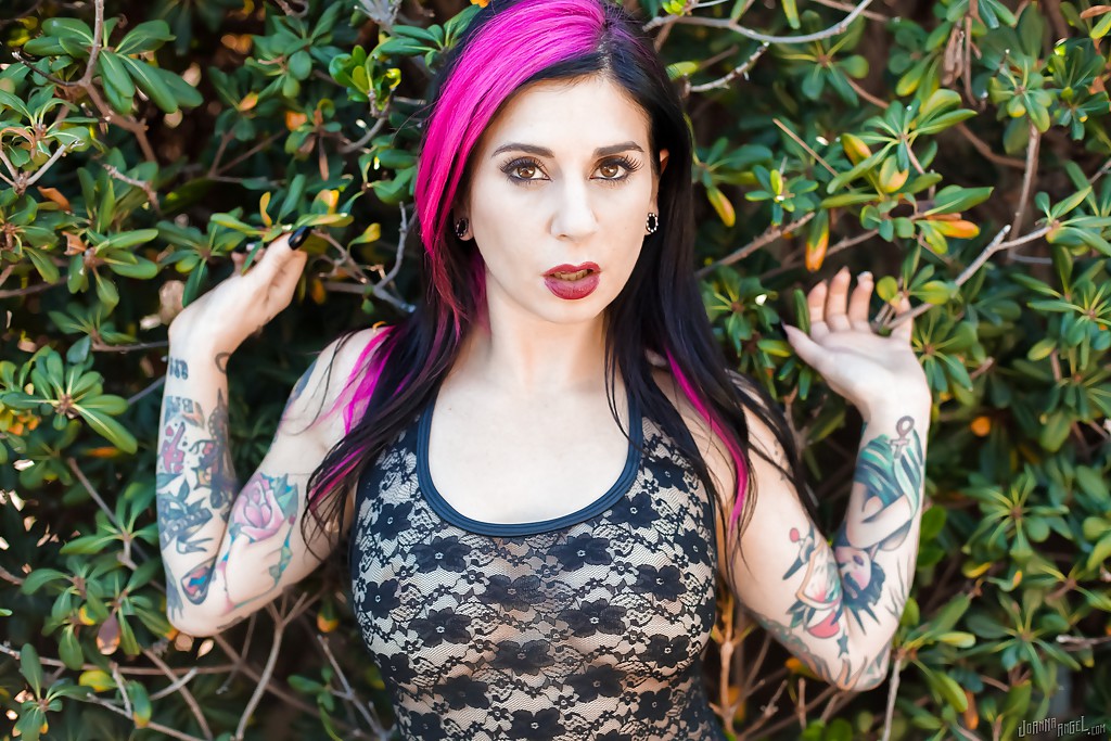 Joanna Angel, modèle amateur tatouée, montre son cul de milf et ses gros seins en plein air.
 #54327047