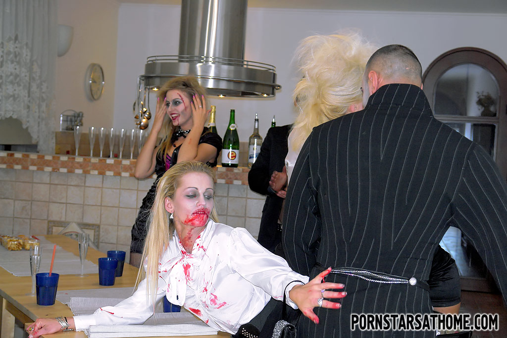 Spermahungrige Pornostars genießen eine wilde Sexorgie auf der Halloween-Cosplay-Party
 #50406218