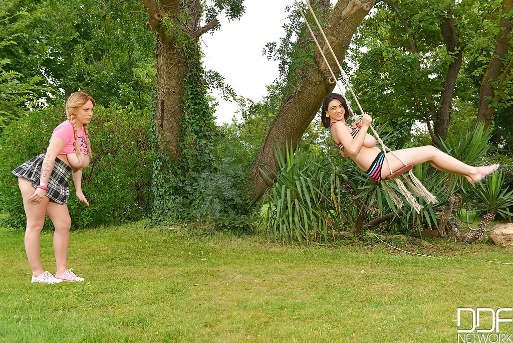 Luna Amor et Lily Madison posent nues en plein air.
 #54829176