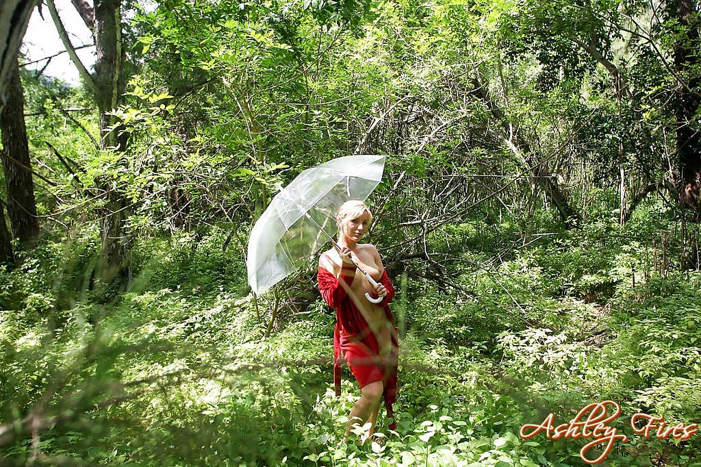 Une belle blonde, Ashley fires, pose pour des photos sexy seins nus dans la forêt.
 #52779725