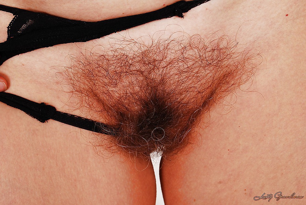 Abuelita de pelo corto quitándose la lencería y mostrando su vagina peluda
 #51016239
