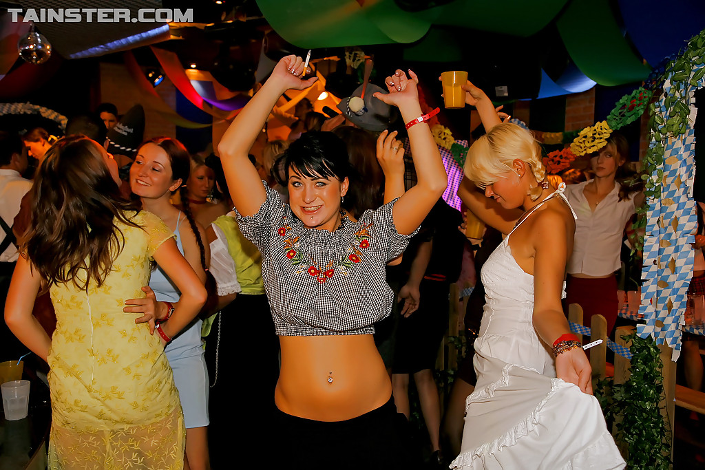 Befreite europäische Mädels verbringen eine gute Zeit auf einer betrunkenen Party
 #53307749