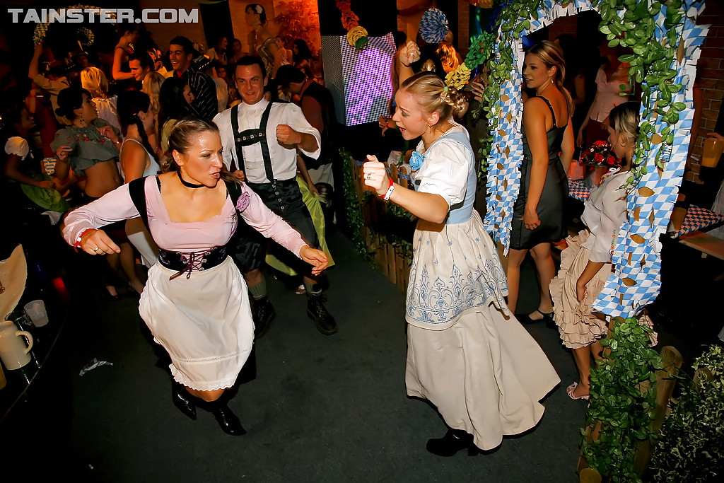 Befreite europäische Mädels verbringen eine gute Zeit auf einer betrunkenen Party
 #53307879