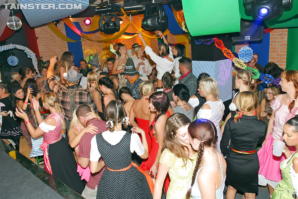 Befreite europäische Mädels verbringen eine gute Zeit auf einer betrunkenen Party
 #53307993