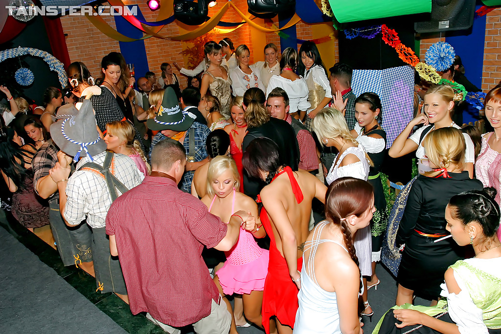 Befreite europäische Mädels verbringen eine gute Zeit auf einer betrunkenen Party
 #53308057