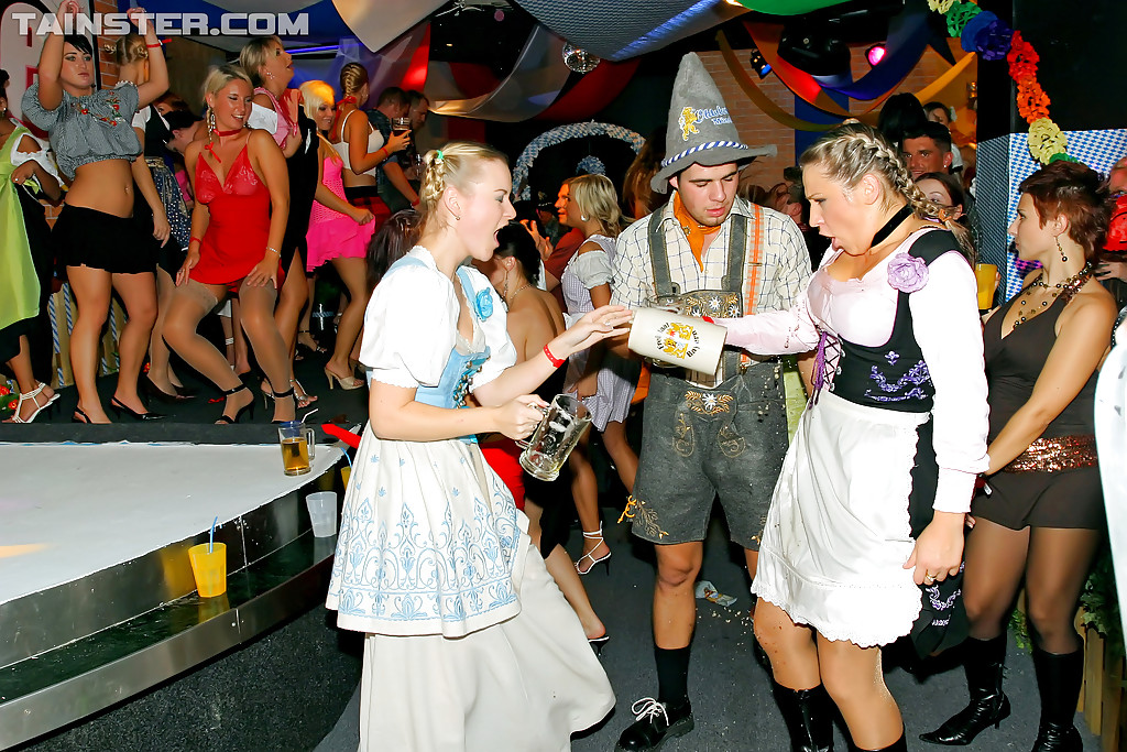 Befreite europäische Mädels verbringen eine gute Zeit auf einer betrunkenen Party
 #53308328