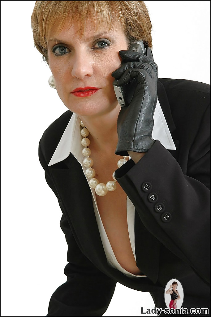 Vollständig bekleidete reife Fetisch-Dame in Lederhandschuhen gibt einen schlampigen Handjob
 #50708405