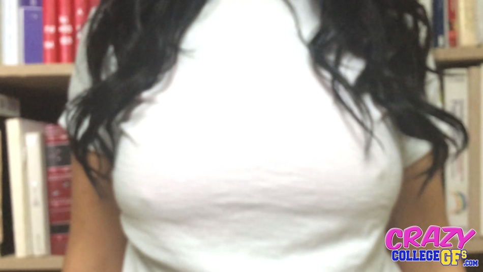 胸の張った女子大生オリビアがトップレスの自撮り写真を送ってくれるのを喜ぶ
 #50354829