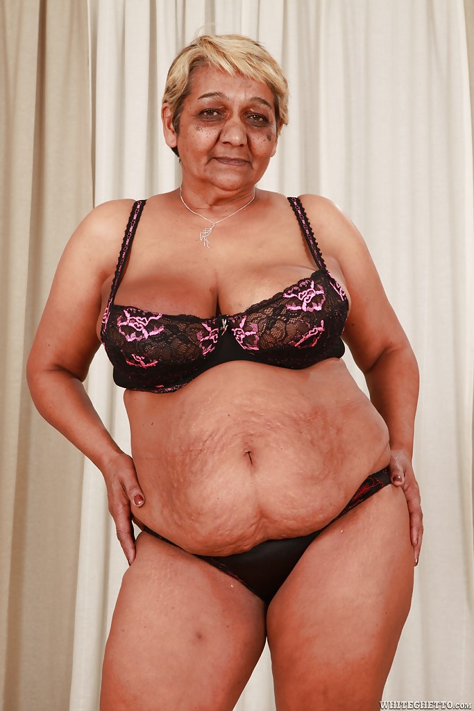 Nonna grassa con grandi tette flaccide che si spoglia del suo vestito e lingerie
 #51004970