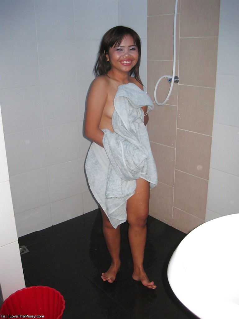 Lustvolles asiatisches Babe spreizt ihre Beine und bekommt ihre rasierte Fotze gefickt
 #52201154