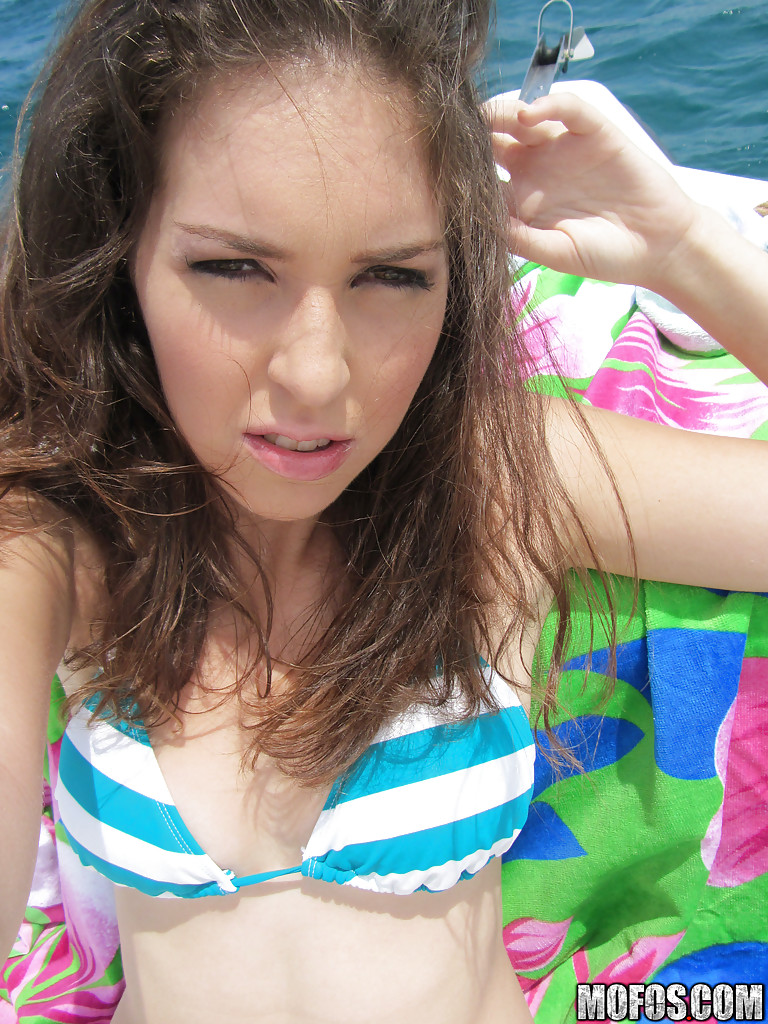 Babe Natalia macht ein paar Selfies beim Reiten auf einer Yacht im Ozean
 #50203607