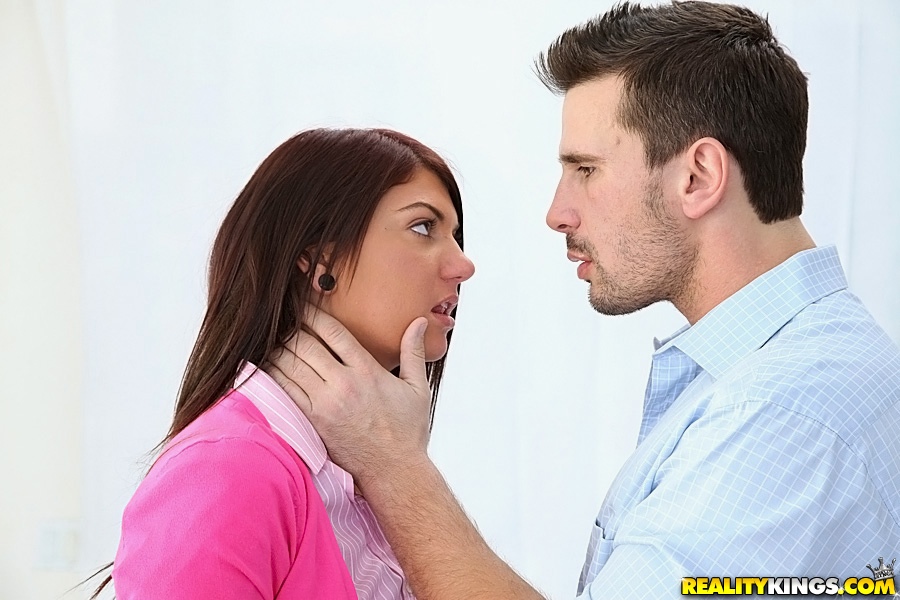 La jeune Cassandra Nix reçoit une éjaculation faciale après une baise de cul hardcore. #50228446