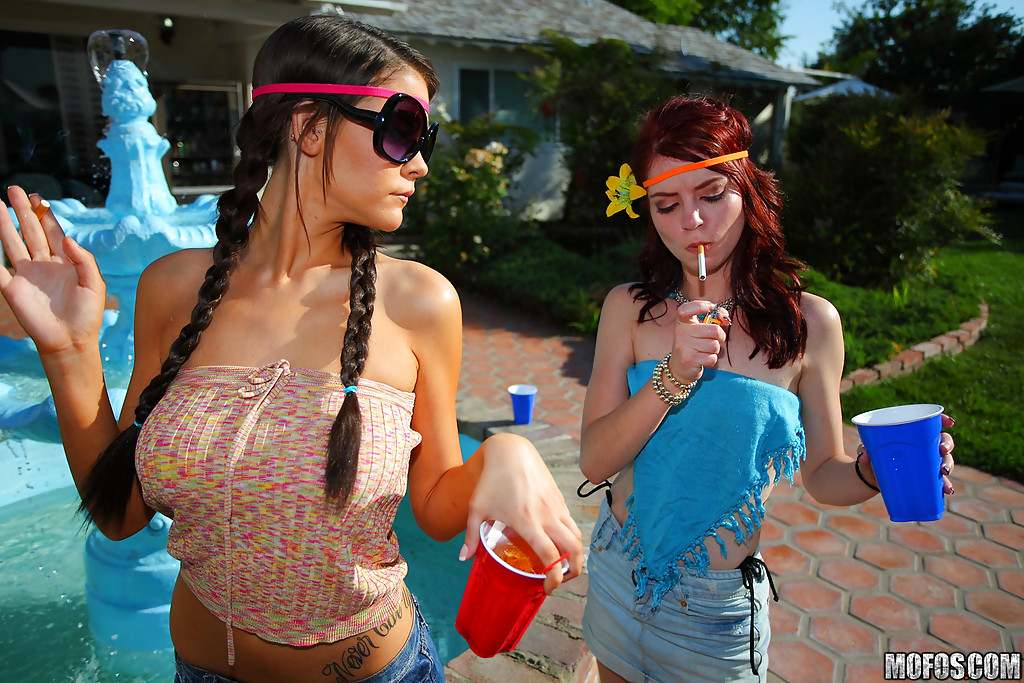 Jessie et Cindy, deux adolescentes, se mettent à nu lors d'une fête en plein air.
 #51485368