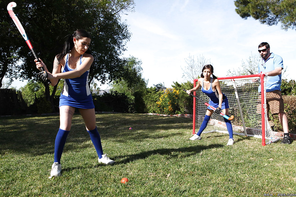ニーハイソックスを履いてグラウンドでコーチを喜ばせるスポーツ少女たち
 #52739386