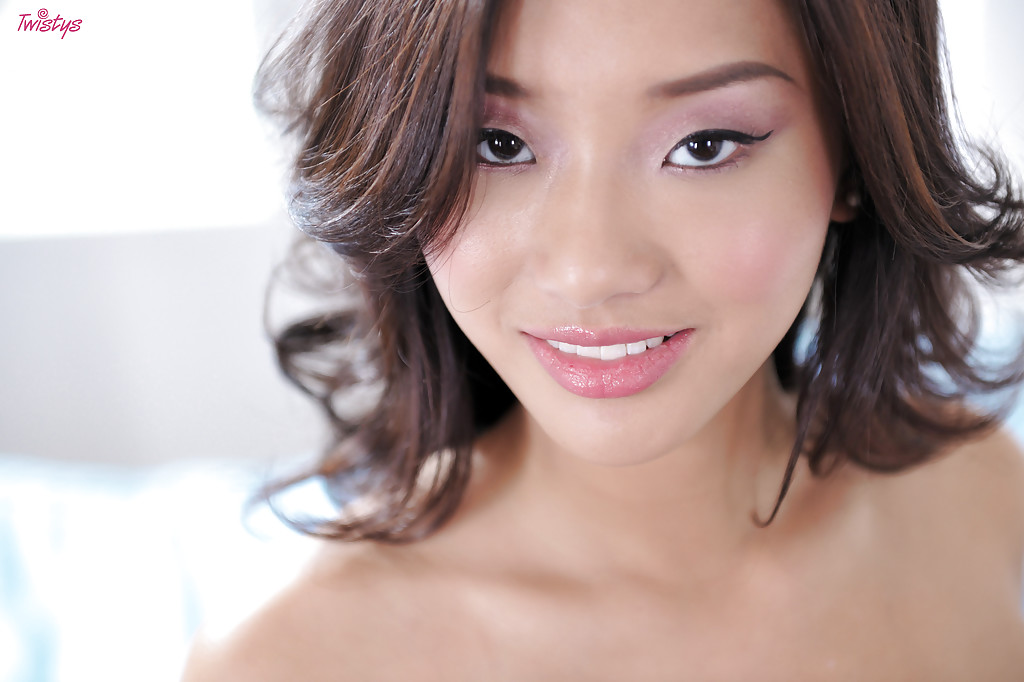 La star asiatique du porno Alina Li se fait plaisir en se mettant à genoux et en montrant sa chatte rasée.
 #52582656