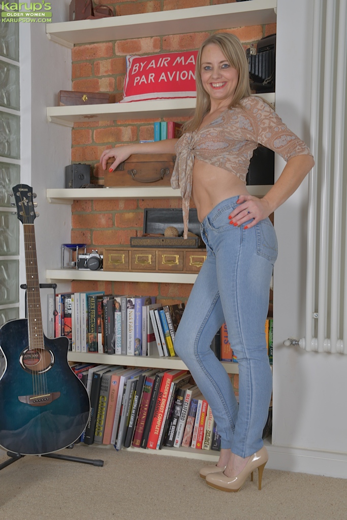 Sofia Rae, blonde aux jambes généreuses, expose ses gros seins en posant en jean.
 #51207447