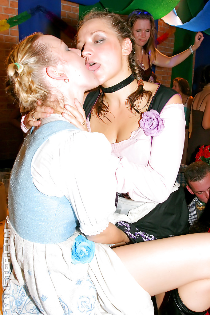 Gina Killmer, une superbe poupée européenne, s'amuse dans une fête sexuelle hardcore.
 #53983664