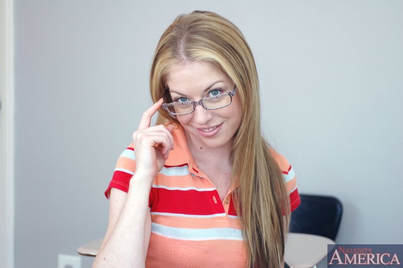 Sexy College-Mädchen mit Brille haley scott Streifen winzige Titten und Muschi
 #50961711
