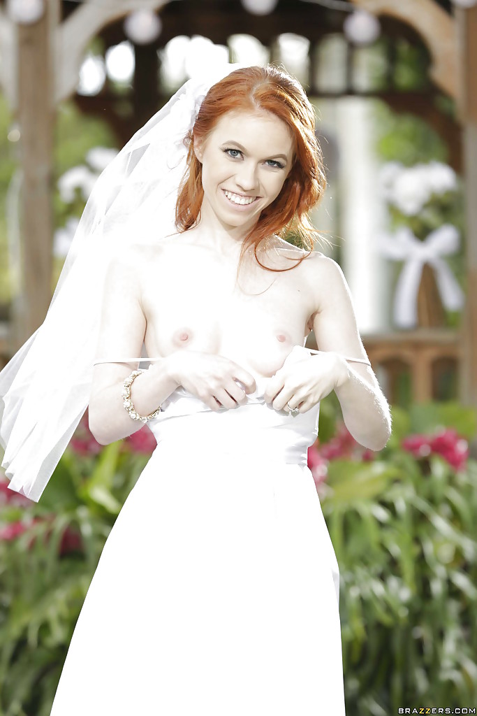 Redhead Teen Babe Dolly wenig Strippen aus Hochzeitskleid im Freien
 #51694572