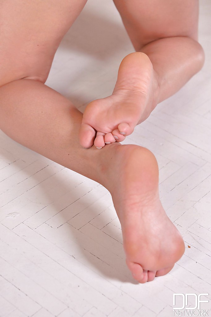 Lesbische Mütter lecken Stiletto-Heels und über das Knie Socke gekleidet Füße
 #53765675